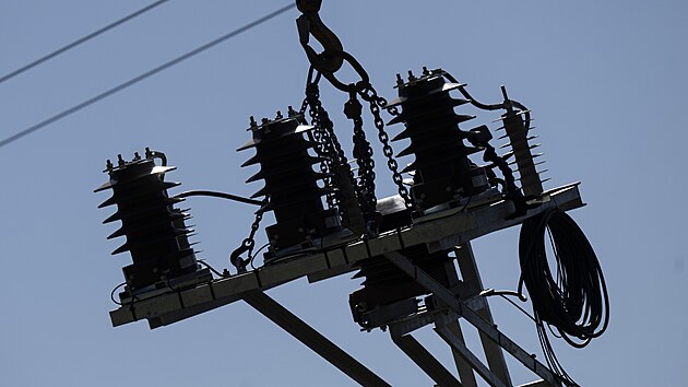 Technici společnosti EG.D instaluj&iacute; na elektrick&eacute; veden&iacute; u Volar na Prachaticku konzole se senzory napět&iacute;.