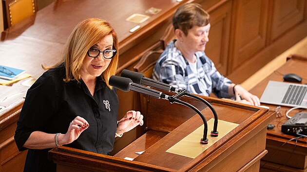 Ministryně financí za ANO Alena Schillerová na mimořádné schůzi Sněmovny (6. května 2026)