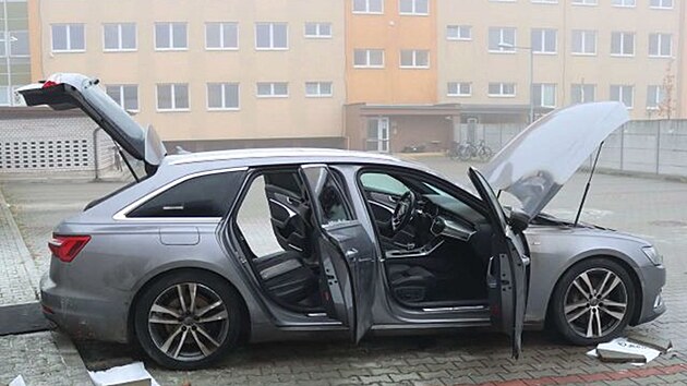 Muž se v Prostějově pokusil zap&aacute;lit auto odstaven&eacute; na policejn&iacute;m parkovi&scaron;ti. Chtěl t&iacute;m zahladit stopy po jeho už&iacute;v&aacute;n&iacute;, protože bylo kraden&eacute;.