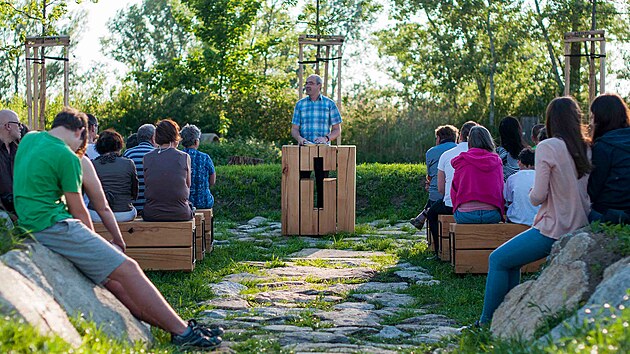 Stromov&aacute; Kaple ve hvězd&aacute;ch v Lanžhotě na Břeclavsku slouž&iacute; tak&eacute; bohoslužb&aacute;m. Tvoř&iacute; ji jeden&aacute;ct dubů.