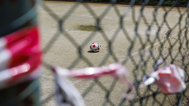 Sportovn&iacute; hři&scaron;tě na břeclavsk&eacute;m s&iacute;dli&scaron;ti Na Valtick&eacute; je od trag&eacute;die z 1. května 2024, kdy spadl&aacute; branka zabila dvan&aacute;ctilet&eacute;ho chlapce, uzavřen&eacute;. (5. května 2026)