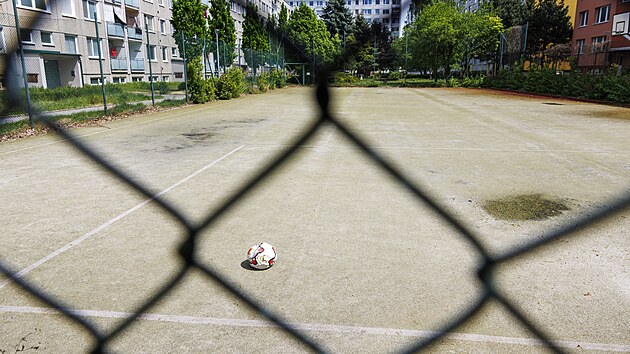 Sportovn&iacute; hři&scaron;tě na břeclavsk&eacute;m s&iacute;dli&scaron;ti Na Valtick&eacute; je od trag&eacute;die z 1. května 2024, kdy spadl&aacute; branka zabila dvan&aacute;ctilet&eacute;ho chlapce, uzavřen&eacute;. (5. května 2026)