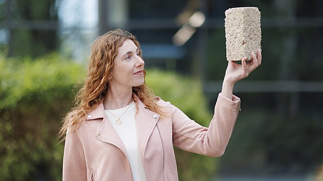 Projektantka Veronika Fla&scaron;kov&aacute; se zab&yacute;v&aacute; př&iacute;rodn&iacute;mi stavebn&iacute;mi materi&aacute;ly včetně konop&iacute;.