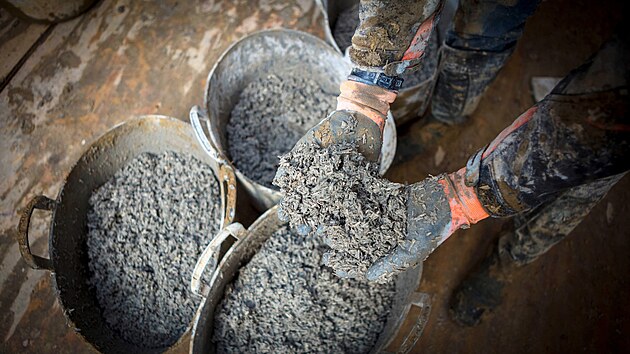 Směs konopn&eacute;ho pazdeř&iacute;, v&aacute;pna a vody. Tedy takzvan&yacute; konopn&yacute; beton před um&iacute;stěn&iacute;m do dočasn&eacute;ho bedněn&iacute;.