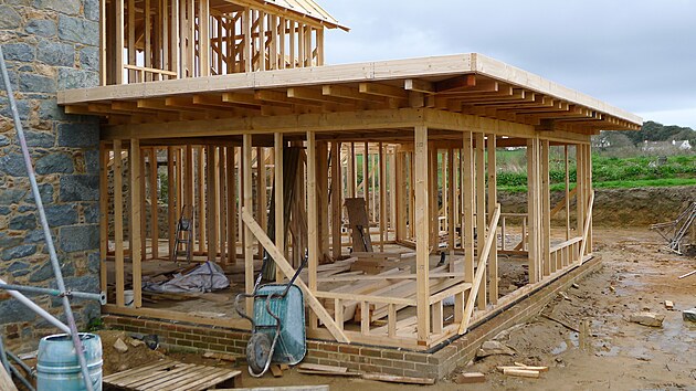 Dřevěn&aacute; nosn&aacute; konstrukce př&iacute;stavby, kter&aacute; je připraven&aacute; k vyplněn&iacute; konopn&yacute;m betonem.