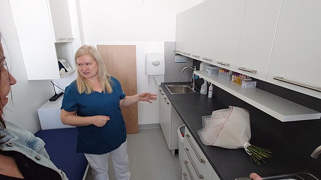 Ordinaci, kterou Nataliia Mantula v prvn&iacute;ch měs&iacute;c&iacute;ch přizpůsob&iacute; potřeb&aacute;m nově registrovan&yacute;ch pacientů, hned v ponděl&iacute; r&aacute;no nav&scaron;t&iacute;vily des&iacute;tky lid&iacute;. (4. května 2026)
