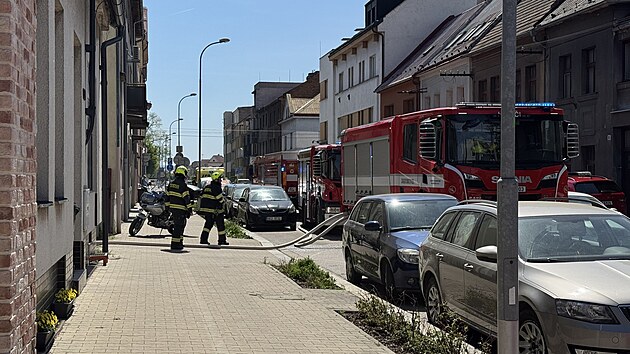 Při brou&scaron;en&iacute; vzpl&aacute;la d&iacute;lna. Pop&aacute;len&yacute; muž byl transportov&aacute;n do pardubick&eacute; nemocnice. (5. května 2026)