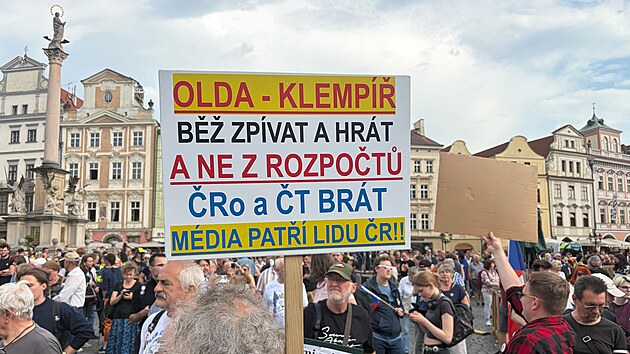 Půl hodiny před zač&aacute;tkem protestu je na m&iacute;stě zhruba stovka demonstrantů, dal&scaron;&iacute; přich&aacute;zej&iacute; směrem z V&aacute;clavsk&eacute;ho n&aacute;měst&iacute;. Na m&iacute;stě vlaj&iacute; česk&eacute; i&nbsp; Evropsk&eacute; vlajky. (5. května 2026)
