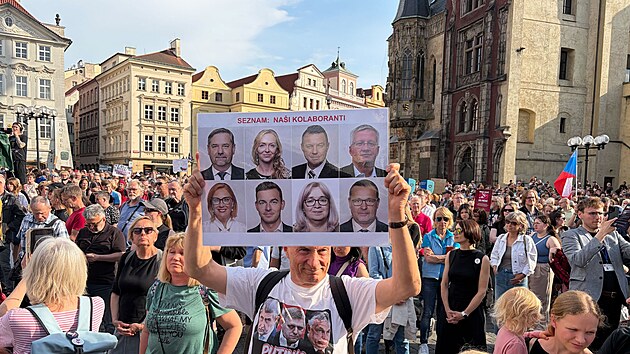 Předsedov&eacute; spolku Mikul&aacute;&scaron; Min&aacute;ř a Mariana Novotn&aacute; Nachtigallov&aacute; přiv&iacute;tali demonstranty na n&aacute;měst&iacute; a poděkovali jim za &uacute;čast.
&bdquo;Babi&scaron;ova vl&aacute;da se rozhodla ukr&aacute;st Českou televizi,&ldquo; řekl na &uacute;vod Min&aacute;ř. (5. května 2026)