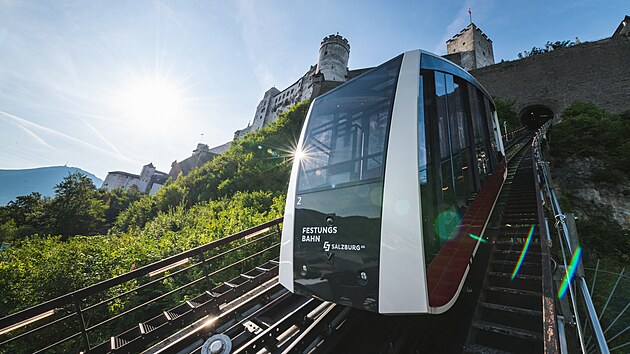 Více než 130 let stará SchafbergBahn překoná za zhruba 35 minut téměř 1 200 výškových metrů od břehu Wolfgangsee až pod vrchol Schafbergu (1 783 m n. m.).