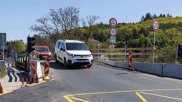 Most nad železničn&iacute;m koridorem mezi obcemi Lelekovice a Česk&aacute; na Brněnsku je už v takov&eacute;m stavu, že nad n&iacute;m museli jihomorav&scaron;t&iacute; silnič&aacute;ři nechat postavit speci&aacute;ln&iacute; provizorn&iacute; konstrukci. (květen 2026)