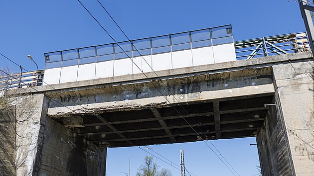 Most nad železničn&iacute;m koridorem mezi obcemi Lelekovice a Česk&aacute; na Brněnsku je už v takov&eacute;m stavu, že nad n&iacute;m museli jihomorav&scaron;t&iacute; silnič&aacute;ři nechat postavit speci&aacute;ln&iacute; provizorn&iacute; konstrukci. (květen 2026)