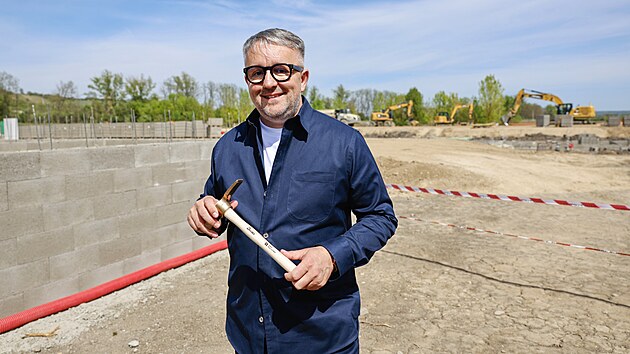 Podnikatel David Rusň&aacute;k při zah&aacute;jen&iacute; v&yacute;stavby rezidenčn&iacute; čtvrti 3 Dvory. Vznik&aacute; v &Uacute;jezdu u Brna a nab&iacute;dne 160 bytů (4. května 2026)
