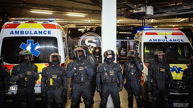 Policejn&iacute; těžkooděnci museli zasahovat na hři&scaron;ti v z&aacute;věru z&aacute;pasu mezi Slavi&iacute; a Spartou.