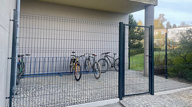 Nov&aacute; &uacute;schovna kol je č&aacute;stečně zastře&scaron;ena samotnou budovou. Nach&aacute;z&iacute; se u oddělen&iacute; ARO. Zaměstnanci, kteř&iacute; ji využ&iacute;vaj&iacute;, dostali k brance kl&iacute;č.