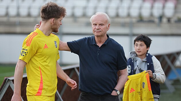 Franti&scaron;ek Vacul&iacute;k v klubu funguje už jen nen&aacute;padně, vět&scaron;inu věc&iacute; a kroků dojedn&aacute;v&aacute; jeho syn Luk&aacute;&scaron;. Nicm&eacute;ně před zat&iacute;m posledn&iacute;m soutěžn&iacute;m duelem s Vla&scaron;im&iacute; se o slovo v kabině přihl&aacute;sil pr&aacute;vě Vacul&iacute;k star&scaron;&iacute;. (2. května 2026)