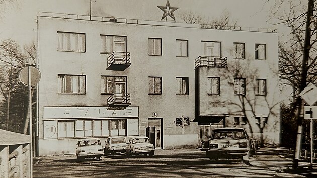 Takto vypadala původn&iacute; budova městsk&eacute;ho divadla a kina, jak ji koncem 30. let minul&eacute;ho stolet&iacute; postavil Prokop &Scaron;upich. Pětic&iacute;p&aacute; hvězda na stře&scaron;e přibyla samozřejmě až později po druh&eacute; světov&eacute; v&aacute;lce. Takovou podobu kino mělo do roku 1988.