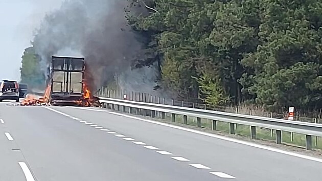 Pož&aacute;r n&aacute;kladn&iacute;ho auta na d&aacute;lnici D1 pobl&iacute;ž Velk&eacute;ho Beranova na Vysočině (4. května 2026)