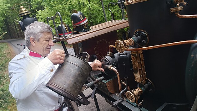 Tře&scaron;ničkou na dortu byl &uacute;plně posledn&iacute; stroj v cel&eacute; 64 kilometrů dlouh&eacute; soustavě. Byla j&iacute;m parn&iacute; hasičsk&aacute; stř&iacute;kačka z roku 1908. Takov&yacute; stroj stoj&iacute;c&iacute; v lese u pramene Svratky v sobotu budil mimoř&aacute;dnou pozornost. (9. května 2026)