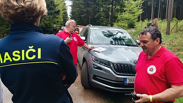 Hlavn&iacute; organiz&aacute;toři cel&eacute;ho rekordu Jiř&iacute; S&aacute;bl&iacute;k (v červen&eacute;m vlevo) a V&iacute;t Mič&iacute;n (v červen&eacute;m vpravo) str&aacute;vili cel&yacute; den přejezdy mezi stanovi&scaron;ti a na vys&iacute;lačk&aacute;ch při jejich koordinaci. (9. května 2026)