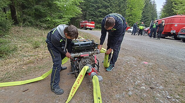 Takov&yacute;ch stanovi&scaron;ť se stř&iacute;kačkou bylo na cel&eacute; trase celkem 161. Sbory použ&iacute;vali jednotn&eacute; stroje PS12. K zavodněn&iacute; hadic bylo potřeba přes 285 tis&iacute;c litrů vody. (9. května 2026)