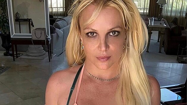 Britney Spears (srpen 2023). Zpěvačka pravidelně z&aacute;sobuje fanou&scaron;ky na Instagramu nahr&aacute;vkami, na nichž tanč&iacute; ve sv&eacute;m ob&yacute;v&aacute;ku.
