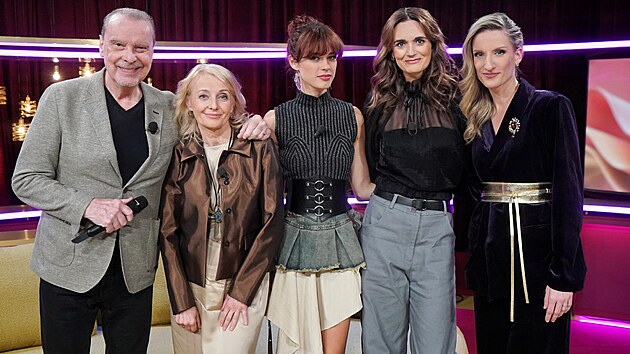 &Scaron;tefan Margita, Veronika Žilkov&aacute;, Anna Dvoř&aacute;kov&aacute;, Daniela Brzobohat&aacute; a moder&aacute;torka Adela Vinczeov&aacute; v talk show U Adely (květen 2026)