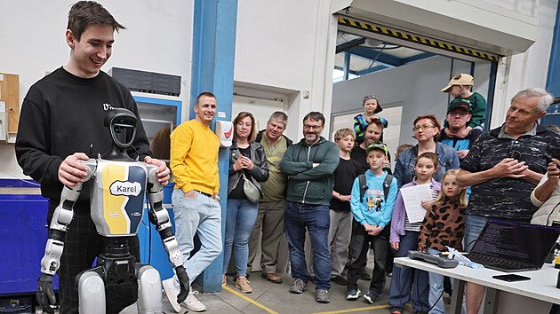Humanoidn&iacute; robot Karel byl hlavn&iacute; hvězdou p&aacute;tečn&iacute;ho dne otevřen&yacute;ch dveř&iacute; ve žď&aacute;rsk&eacute; společnosti DEL. (1. května 2026)