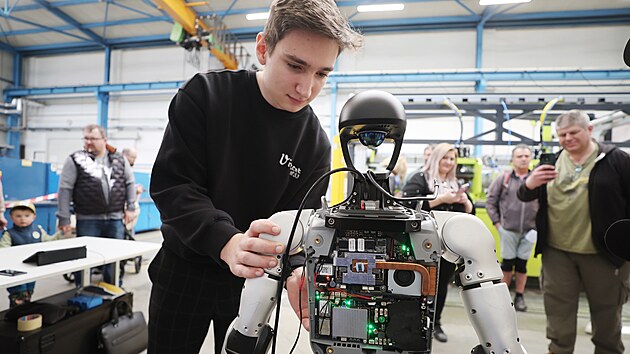 Humanoidn&iacute; robot Karel byl hlavn&iacute; hvězdou p&aacute;tečn&iacute;ho dne otevřen&yacute;ch dveř&iacute; ve žď&aacute;rsk&eacute; společnosti DEL. (1. května 2026)