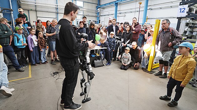 Humanoidn&iacute; robot Karel byl hlavn&iacute; hvězdou p&aacute;tečn&iacute;ho dne otevřen&yacute;ch dveř&iacute; ve žď&aacute;rsk&eacute; společnosti DEL. (1. května 2026)