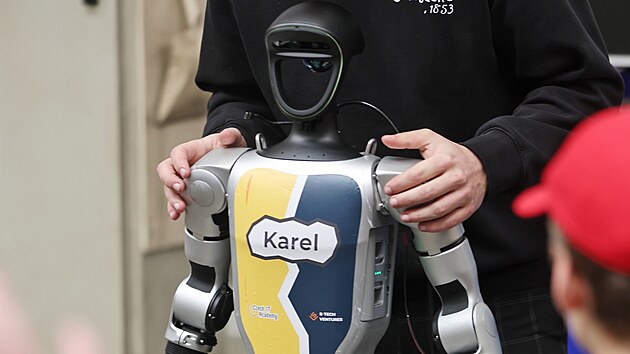 Humanoidn&iacute; robot Karel byl hlavn&iacute; hvězdou p&aacute;tečn&iacute;ho dne otevřen&yacute;ch dveř&iacute; ve žď&aacute;rsk&eacute; společnosti DEL. (1. května 2026)