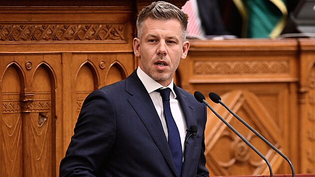 Šéf středopravicové strany Tisza Péter Magyar skládá přísahu jako maďarský premiér během slavnostního ceremoniálu v Budapešti. (9. května 2026)