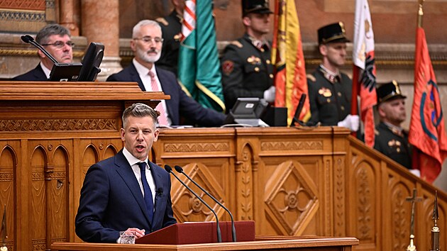 Šéf středopravicové strany Tisza Péter Magyar promlouvá jako nově zvolený maďarský premiér během slavnostního ceremoniálu v Budapešti. (9. května 2026)