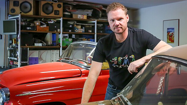 Prezident Veter&aacute;n Car Clubu (VCC) Česk&eacute; Budějovice Ondřej Kouba se sv&yacute;mi vozy. Nyn&iacute; se s dal&scaron;&iacute;mi členy klubu chyst&aacute; na 55. ročn&iacute;k Rallye Křivonoska. (4. května 2026)