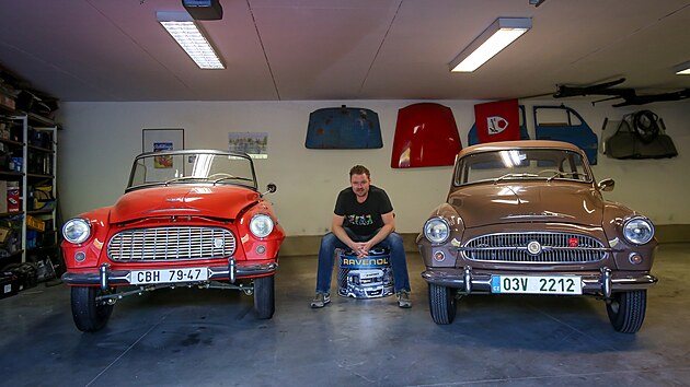 Prezident Veter&aacute;n Car Clubu (VCC) Česk&eacute; Budějovice Ondřej Kouba se sv&yacute;mi vozy. Nyn&iacute; se s dal&scaron;&iacute;mi členy klubu chyst&aacute; na 55. ročn&iacute;k Rallye Křivonoska. (4. května 2026)
