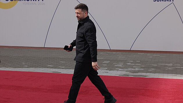 Ukrajinský prezident Volodymyr Zelenskyj přijíždí na zasedání Evropského politického společenství v Jerevanu v Arménii. (4. května 2026)