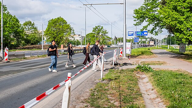 Probl&eacute;m u křižovatky Mileta v Hradci Kr&aacute;lov&eacute; - chodci nemaj&iacute; k dispozici nově zbudovan&eacute; podchody a původn&iacute; přechody jsou zru&scaron;en&eacute; (6. května 2026).