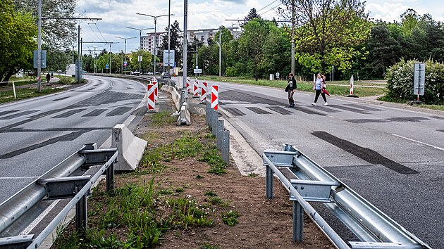 Probl&eacute;m u křižovatky Mileta v Hradci Kr&aacute;lov&eacute; - chodci nemaj&iacute; k dispozici nově zbudovan&eacute; podchody a původn&iacute; přechody jsou zru&scaron;en&eacute; (6. května 2026).