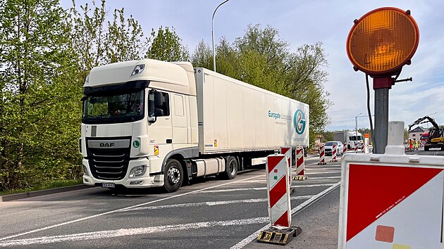 Při stavbě první poloviny kruhového objezdu jezdila auta obousměrně po jednom pruhu, nově je doprava kyvadlová a očekávají se kolony (4. května 2026).