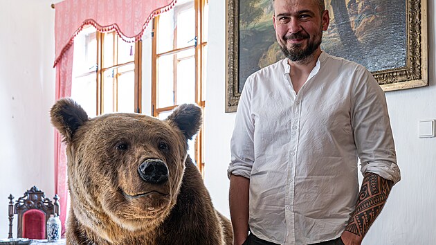 Prepar&aacute;tor Benjamin Hlivka s preparovan&yacute;m medvědem Ludv&iacute;kem.
