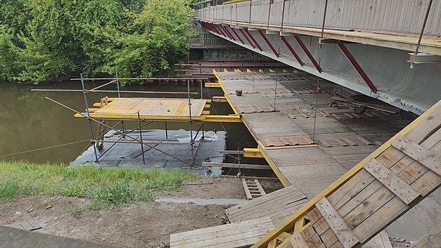 Oprava mostu přes Labe v Jaroměři na N&aacute;chodsku (8. května 2026).
