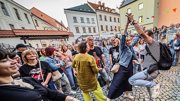 Hudebn&iacute; sc&eacute;na Na dvorku, B&aacute;ra Hrz&aacute;nov&aacute; a Condurango. Koncert byl souč&aacute;st&iacute; hradeck&eacute;ho mezin&aacute;rodn&iacute;ho divadeln&iacute;ho festivalu Regiony. (20. června 2025)