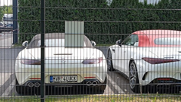 Policie před s&iacute;dlem společnosti hl&iacute;dkovala i v ponděl&iacute;. (4. května 2026)