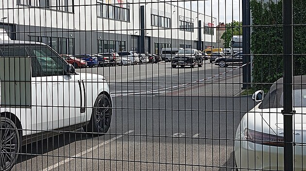 Policie před s&iacute;dlem společnosti hl&iacute;dkovala i v ponděl&iacute;. (4. května 2026)