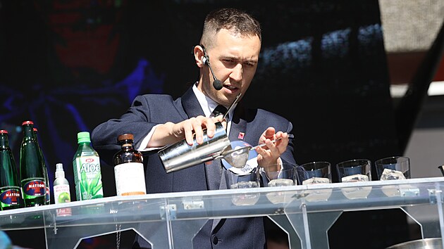 Mistrovstv&iacute; světa v m&iacute;ch&aacute;n&iacute; nealkoholick&yacute;ch koktejlů Mattoni Grand Drink v Karlov&yacute;ch Varech ovl&aacute;dl Jan Lukas z českobudějovick&eacute;ho Caf&eacute;. (2. května 2026)