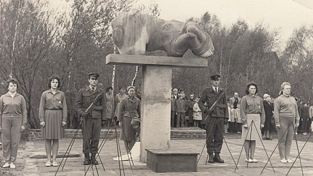 Odhalení pomníku v roce 1966