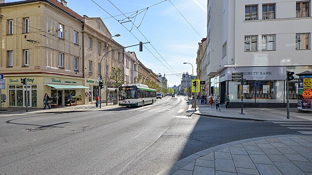 &Uacute;prava Americk&eacute; tř&iacute;dy, jej&iacute;mž c&iacute;lem je vytvořit př&iacute;větivěj&scaron;&iacute;, bezpečněj&scaron;&iacute; a estetičtěj&scaron;&iacute; prostor předev&scaron;&iacute;m pro chodce, skonč&iacute; v srpnu.
