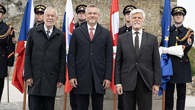 Prezidenti Česka, Slovenska a Rakouska Petr Pavel, Peter Pellegrini a Alexander Van der Bellen pózují během uvítacího ceremoniálu při příležitosti setkání prezidentů zemí Slavkovského formátu na hradě Devín v Bratislavě. (12. května 2026)