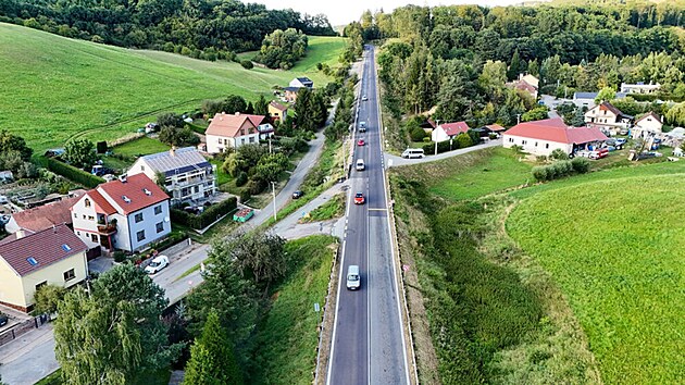 Letos na jaře chtěli silnič&aacute;ři zač&iacute;t s budov&aacute;n&iacute;m stoupac&iacute;ho pruhu na frekventovan&eacute;m tahu z Brna na Svitavy u Z&aacute;visti na Blanensku. Podle odhadů měla stavba a s n&iacute; i každodenn&iacute; komplikace pro des&iacute;tky tis&iacute;c řidičů trvat osm měs&iacute;ců. Jenže pr&aacute;ce nezačaly a nejsp&iacute;&scaron; ani brzy nezačnou.