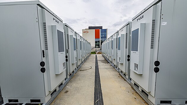 Nov&eacute; bateriov&eacute; &uacute;loži&scaron;tě vyrostlo na okraji Technologick&eacute;ho parku v bl&iacute;zkosti rozvodny na &uacute;zem&iacute; brněnsk&yacute;ch Medl&aacute;nk&aacute;ch. Je největ&scaron;&iacute; v Brně. (12. května 2026)